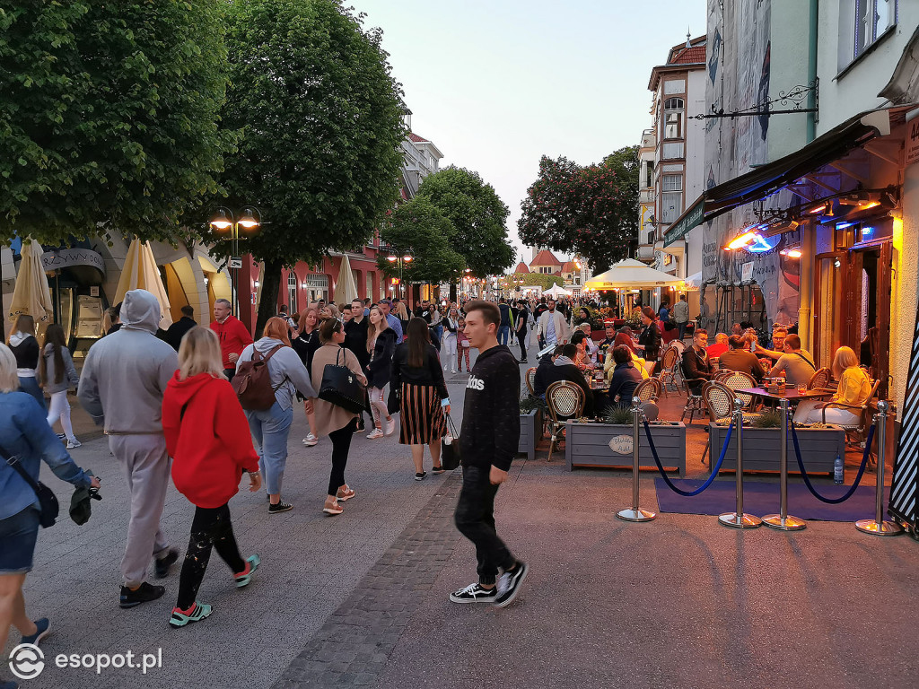 Sopot: Tłumy spacerowiczów i przyjemny gwar jak w sezonie! Pierwszy wieczór czerwcowego weekendu w kurorcie [FOTO]