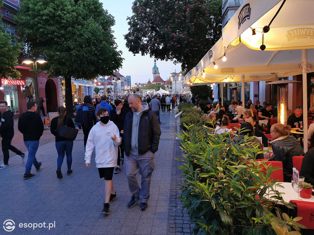 Sopot: Tłumy spacerowiczów i przyjemny gwar jak w sezonie! Pierwszy wieczór czerwcowego weekendu w kurorcie [FOTO]