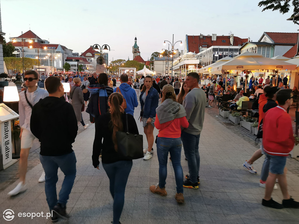 Sopot: Tłumy spacerowiczów i przyjemny gwar jak w sezonie! Pierwszy wieczór czerwcowego weekendu w kurorcie [FOTO]