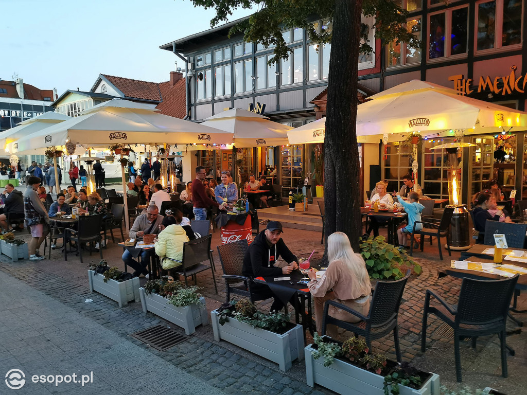 Sopot: Tłumy spacerowiczów i przyjemny gwar jak w sezonie! Pierwszy wieczór czerwcowego weekendu w kurorcie [FOTO]