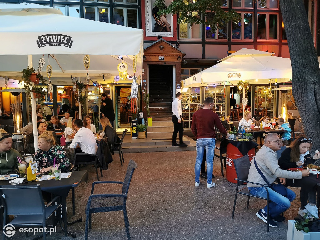 Sopot: Tłumy spacerowiczów i przyjemny gwar jak w sezonie! Pierwszy wieczór czerwcowego weekendu w kurorcie [FOTO]
