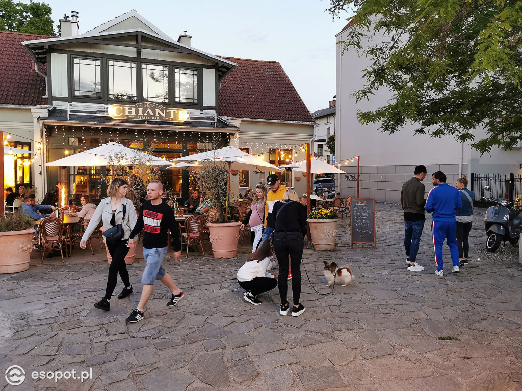 Sopot: Tłumy spacerowiczów i przyjemny gwar jak w sezonie! Pierwszy wieczór czerwcowego weekendu w kurorcie [FOTO]