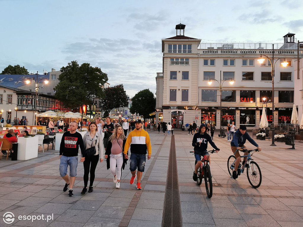 Sopot: Tłumy spacerowiczów i przyjemny gwar jak w sezonie! Pierwszy wieczór czerwcowego weekendu w kurorcie [FOTO]