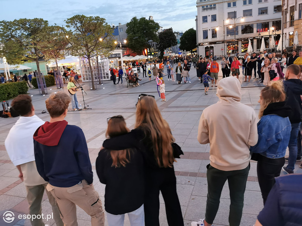 Sopot: Tłumy spacerowiczów i przyjemny gwar jak w sezonie! Pierwszy wieczór czerwcowego weekendu w kurorcie [FOTO]
