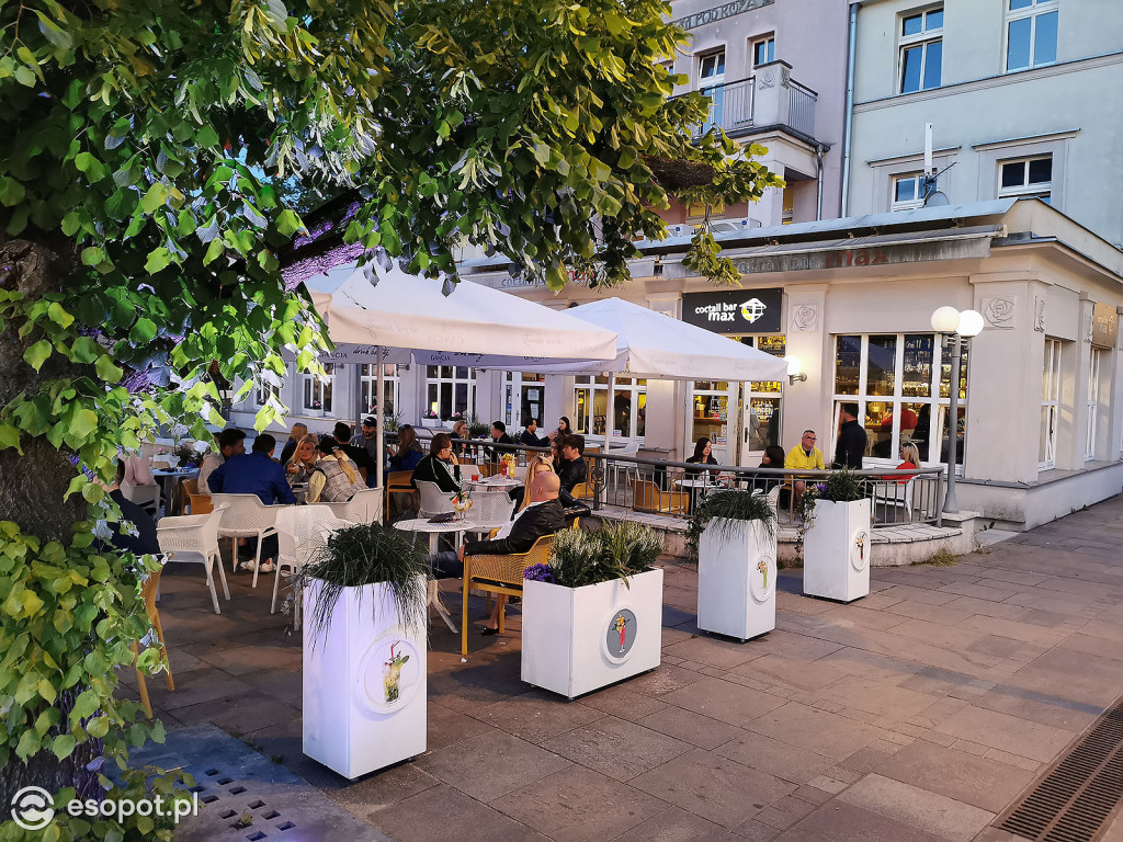 Sopot: Tłumy spacerowiczów i przyjemny gwar jak w sezonie! Pierwszy wieczór czerwcowego weekendu w kurorcie [FOTO]