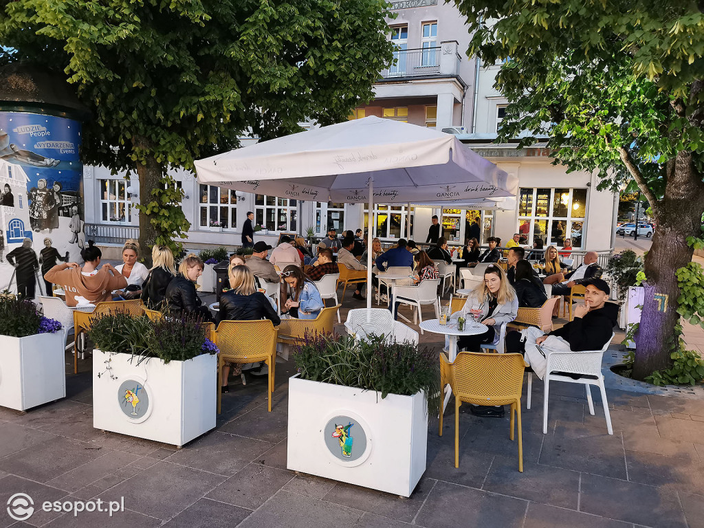 Sopot: Tłumy spacerowiczów i przyjemny gwar jak w sezonie! Pierwszy wieczór czerwcowego weekendu w kurorcie [FOTO]