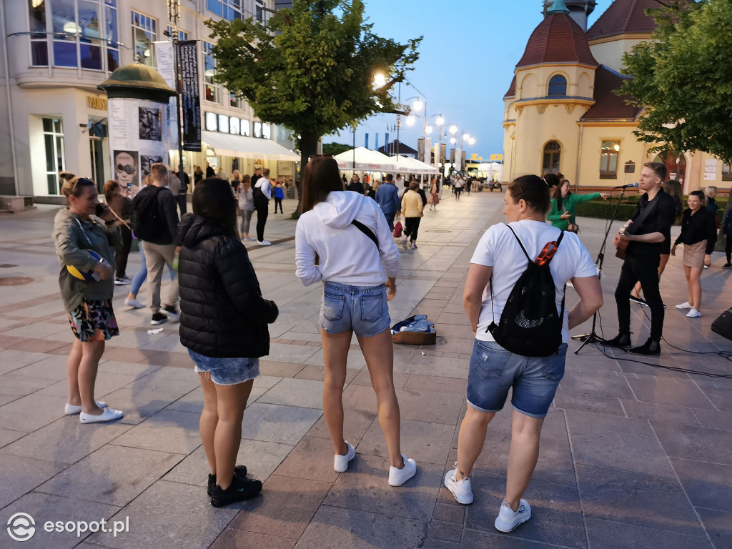 Sopot: Tłumy spacerowiczów i przyjemny gwar jak w sezonie! Pierwszy wieczór czerwcowego weekendu w kurorcie [FOTO]