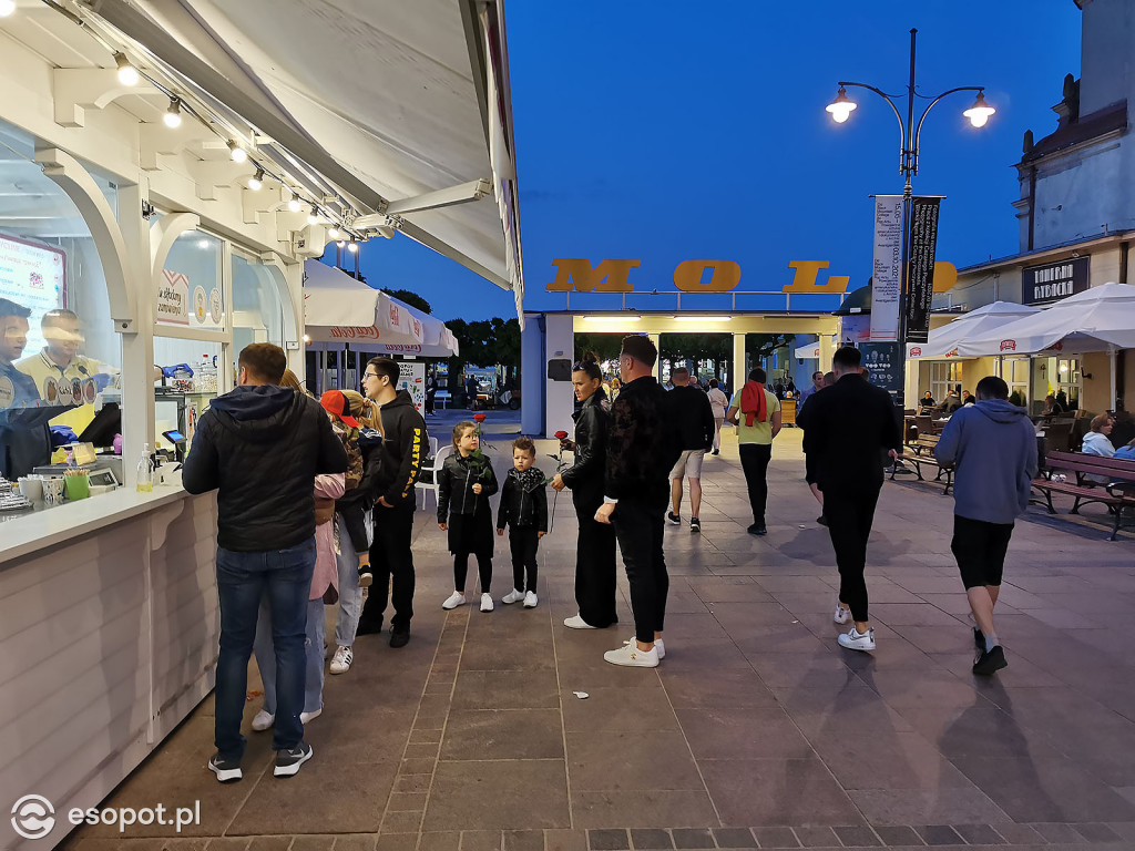 Sopot: Tłumy spacerowiczów i przyjemny gwar jak w sezonie! Pierwszy wieczór czerwcowego weekendu w kurorcie [FOTO]