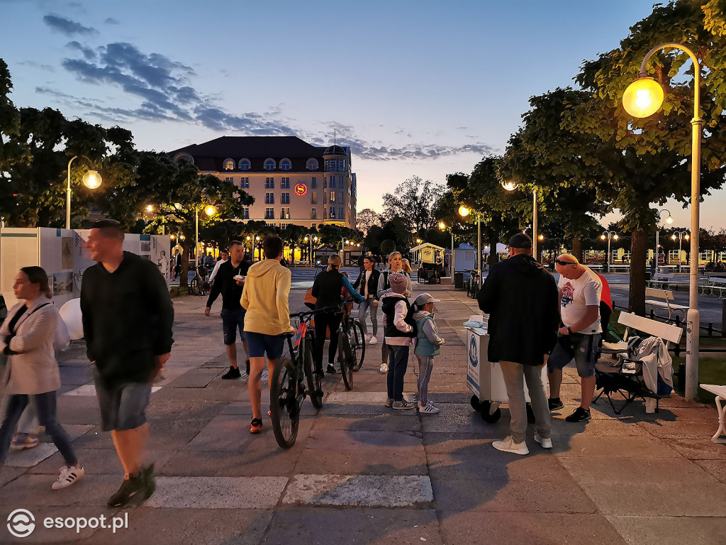 Sopot: Tłumy spacerowiczów i przyjemny gwar jak w sezonie! Pierwszy wieczór czerwcowego weekendu w kurorcie [FOTO]