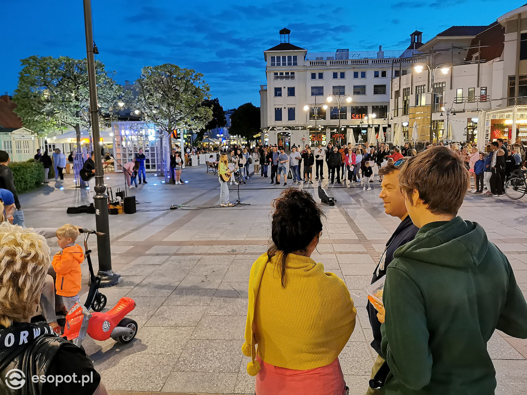 Sopot: Tłumy spacerowiczów i przyjemny gwar jak w sezonie! Pierwszy wieczór czerwcowego weekendu w kurorcie [FOTO]