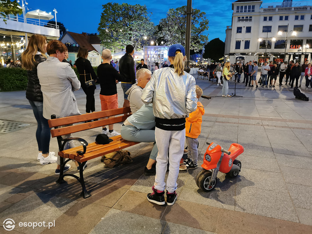 Sopot: Tłumy spacerowiczów i przyjemny gwar jak w sezonie! Pierwszy wieczór czerwcowego weekendu w kurorcie [FOTO]
