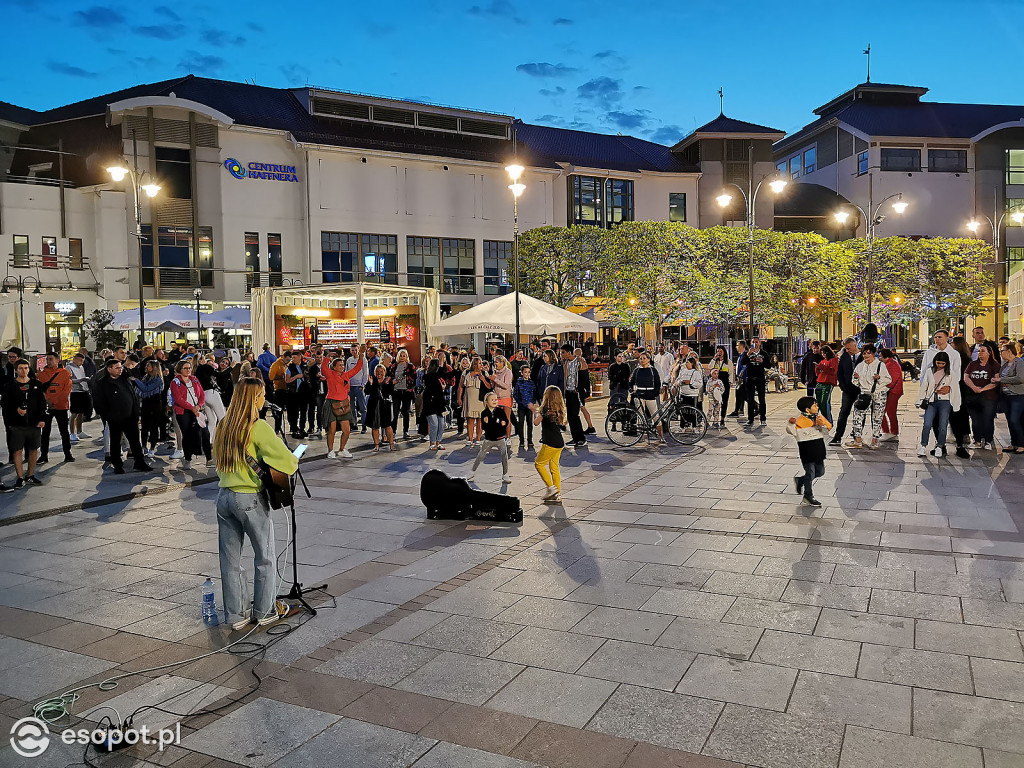Sopot: Tłumy spacerowiczów i przyjemny gwar jak w sezonie! Pierwszy wieczór czerwcowego weekendu w kurorcie [FOTO]