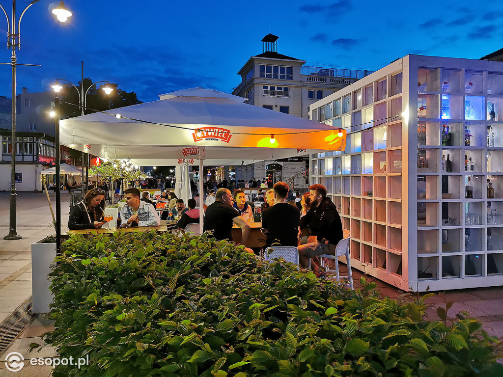 Sopot: Tłumy spacerowiczów i przyjemny gwar jak w sezonie! Pierwszy wieczór czerwcowego weekendu w kurorcie [FOTO]
