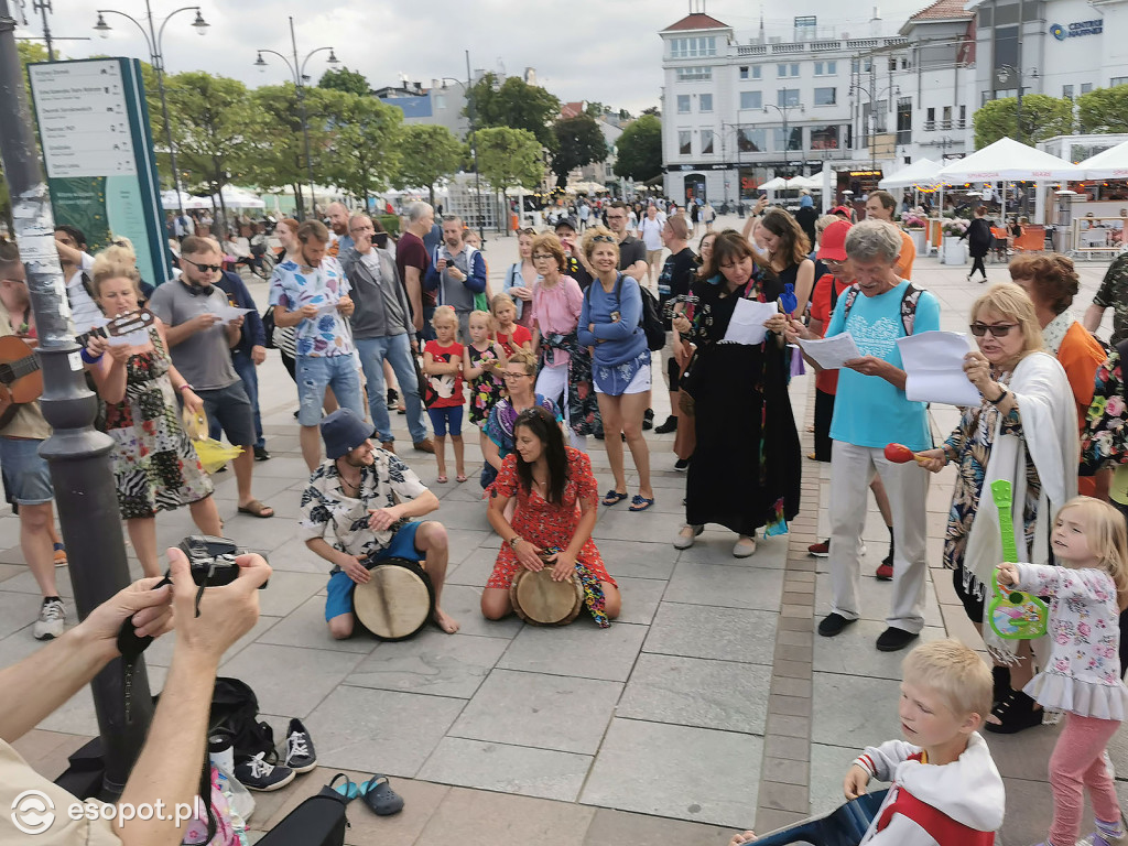Flash mob na Placu Przyjaciół Sopotu [11.06.2021]