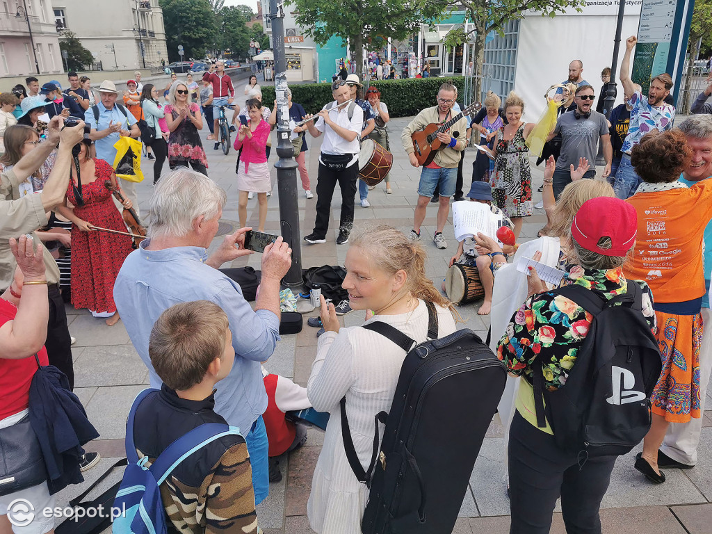 Flash mob na Placu Przyjaciół Sopotu [11.06.2021]