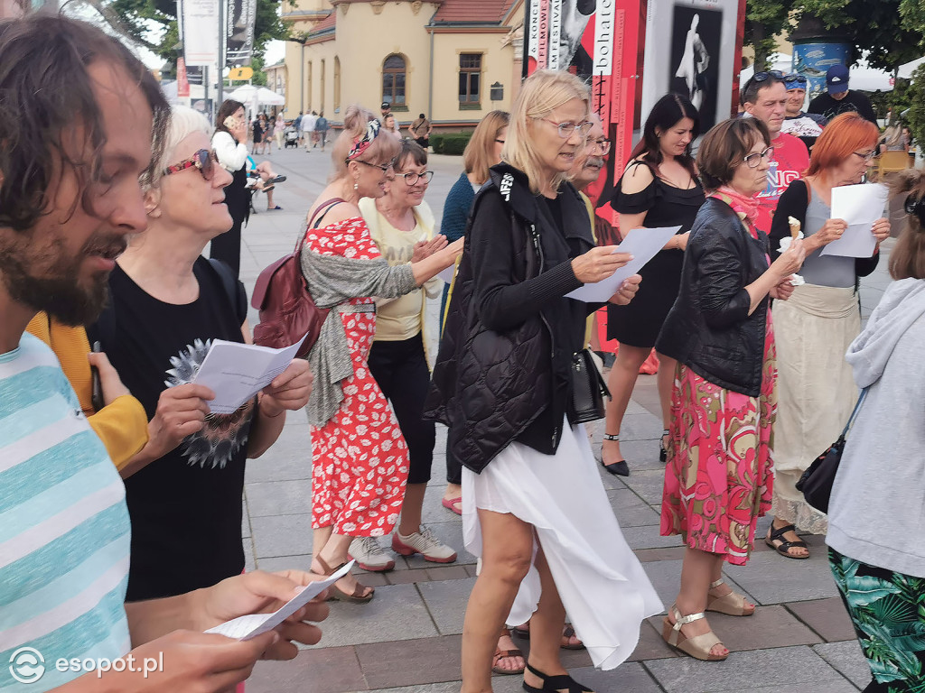 Flash mob na Placu Przyjaciół Sopotu [11.06.2021]