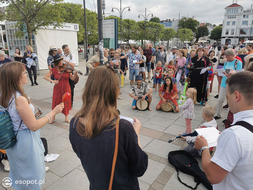 Flash mob na Placu Przyjaciół Sopotu [11.06.2021]