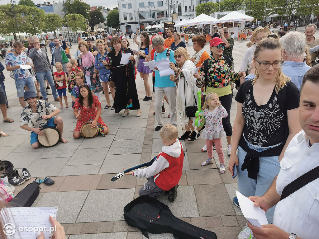 Flash mob na Placu Przyjaciół Sopotu [11.06.2021]