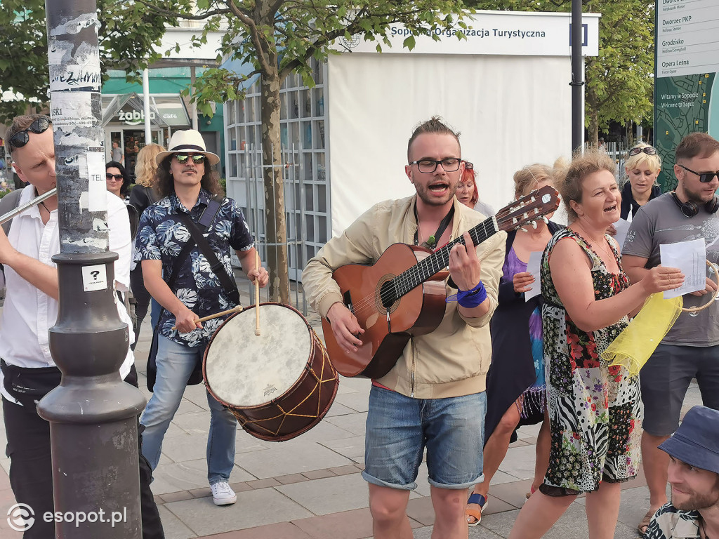 Flash mob na Placu Przyjaciół Sopotu [11.06.2021]