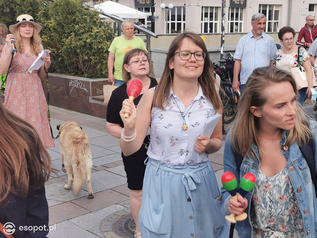 Flash mob na Placu Przyjaciół Sopotu [11.06.2021]