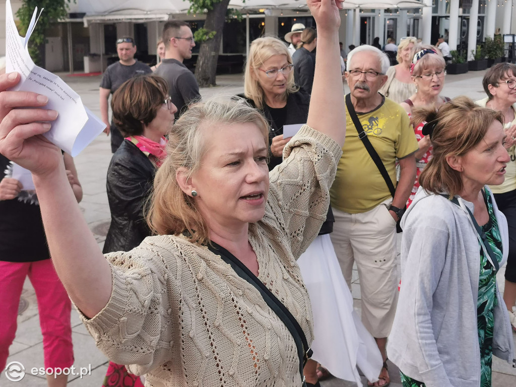 Flash mob na Placu Przyjaciół Sopotu [11.06.2021]