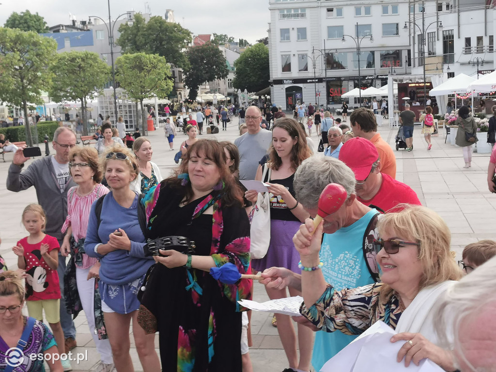 Flash mob na Placu Przyjaciół Sopotu [11.06.2021]