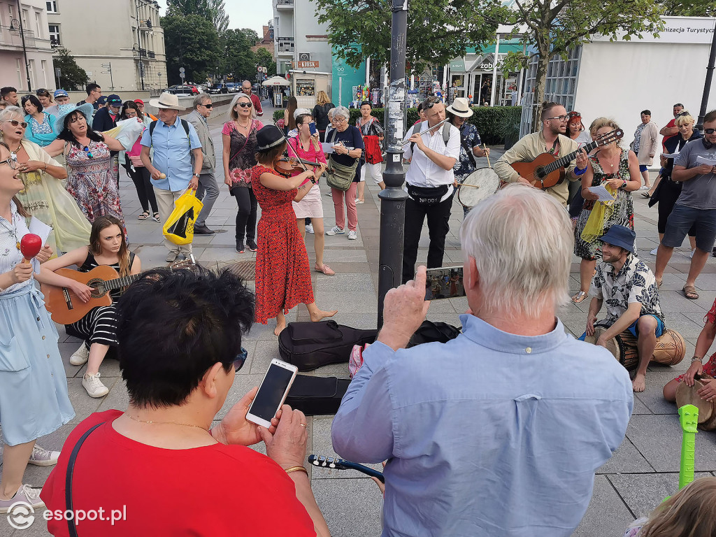 Flash mob na Placu Przyjaciół Sopotu [11.06.2021]