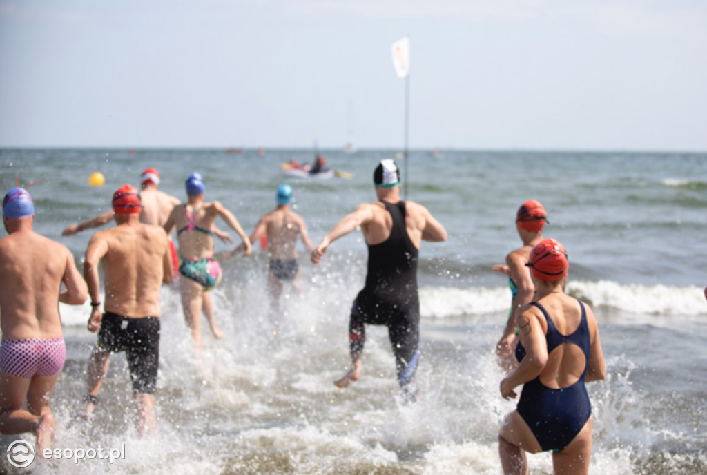 Sportowa sobota w Sopocie! Wyścig pływacki dookoła molo im. Jacka Starościaka [FOTO]