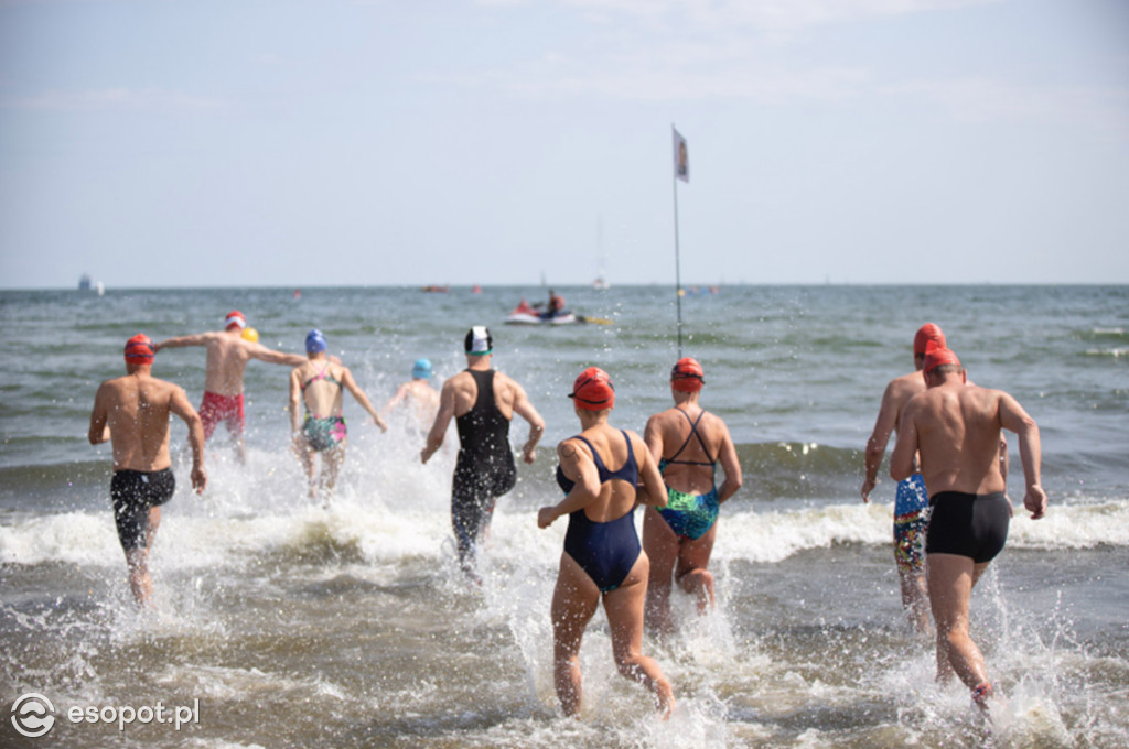 Sportowa sobota w Sopocie! Wyścig pływacki dookoła molo im. Jacka Starościaka [FOTO]