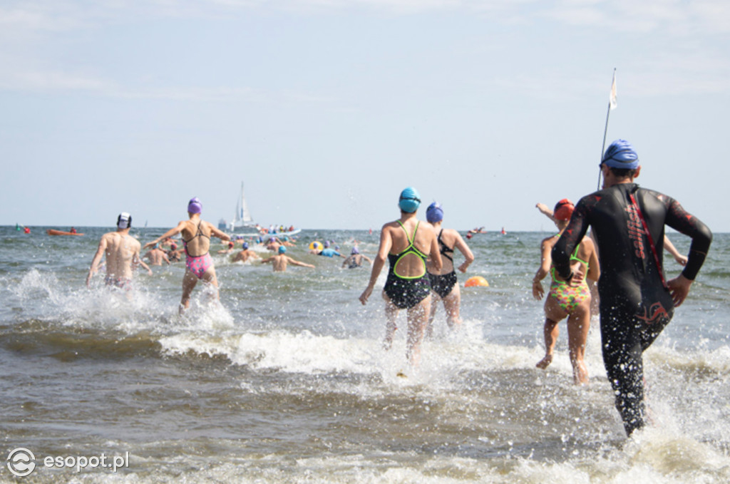 Sportowa sobota w Sopocie! Wyścig pływacki dookoła molo im. Jacka Starościaka [FOTO]