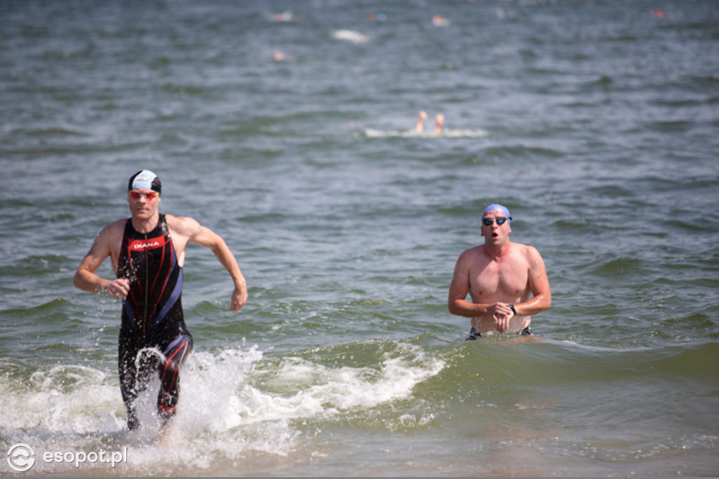 Sportowa sobota w Sopocie! Wyścig pływacki dookoła molo im. Jacka Starościaka [FOTO]