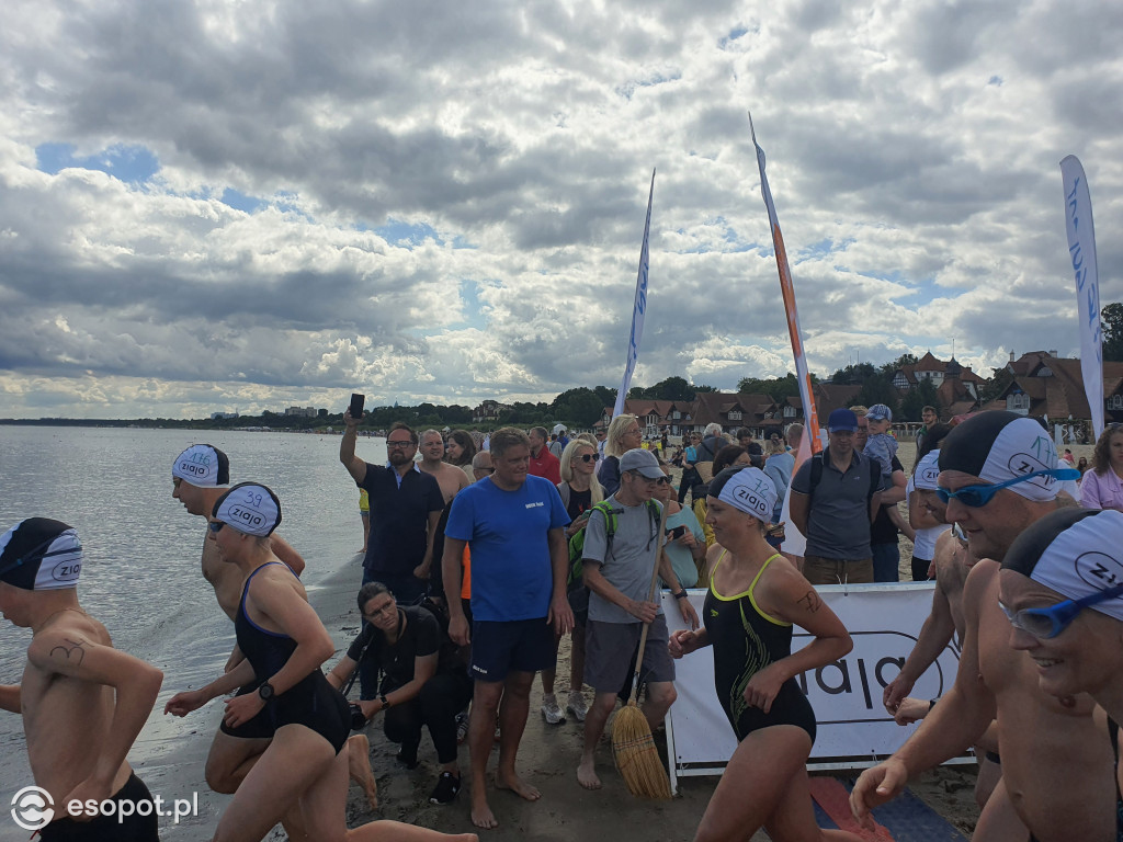 Wyścig pływacki dookoła mola [FOTO]