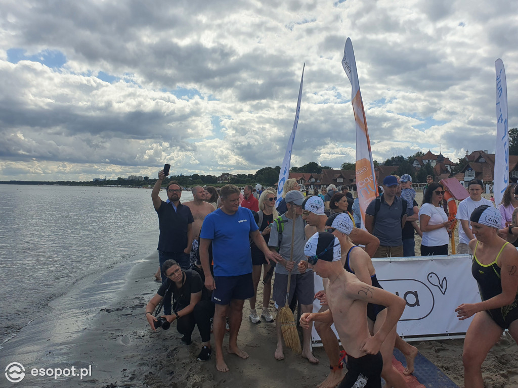 Wyścig pływacki dookoła mola [FOTO]