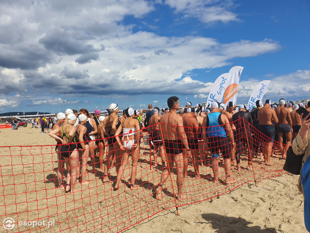 Wyścig pływacki dookoła mola [FOTO]