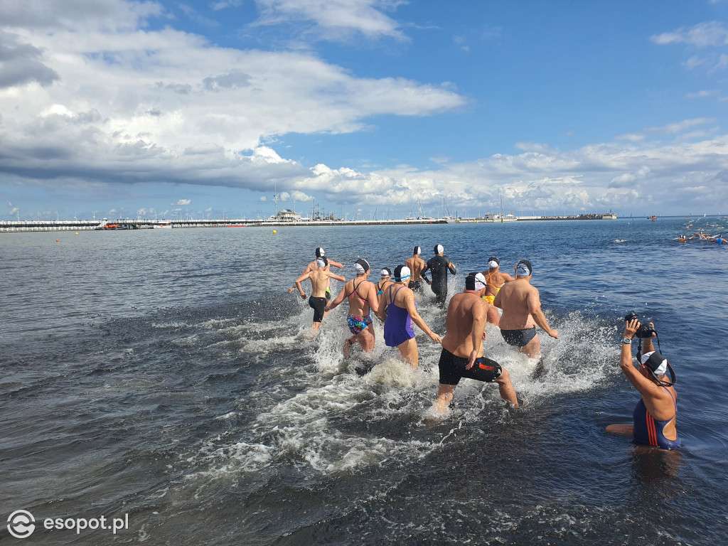 Wyścig pływacki dookoła mola [FOTO]