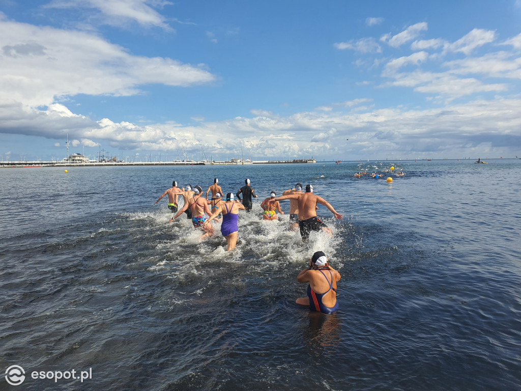 Wyścig pływacki dookoła mola [FOTO]