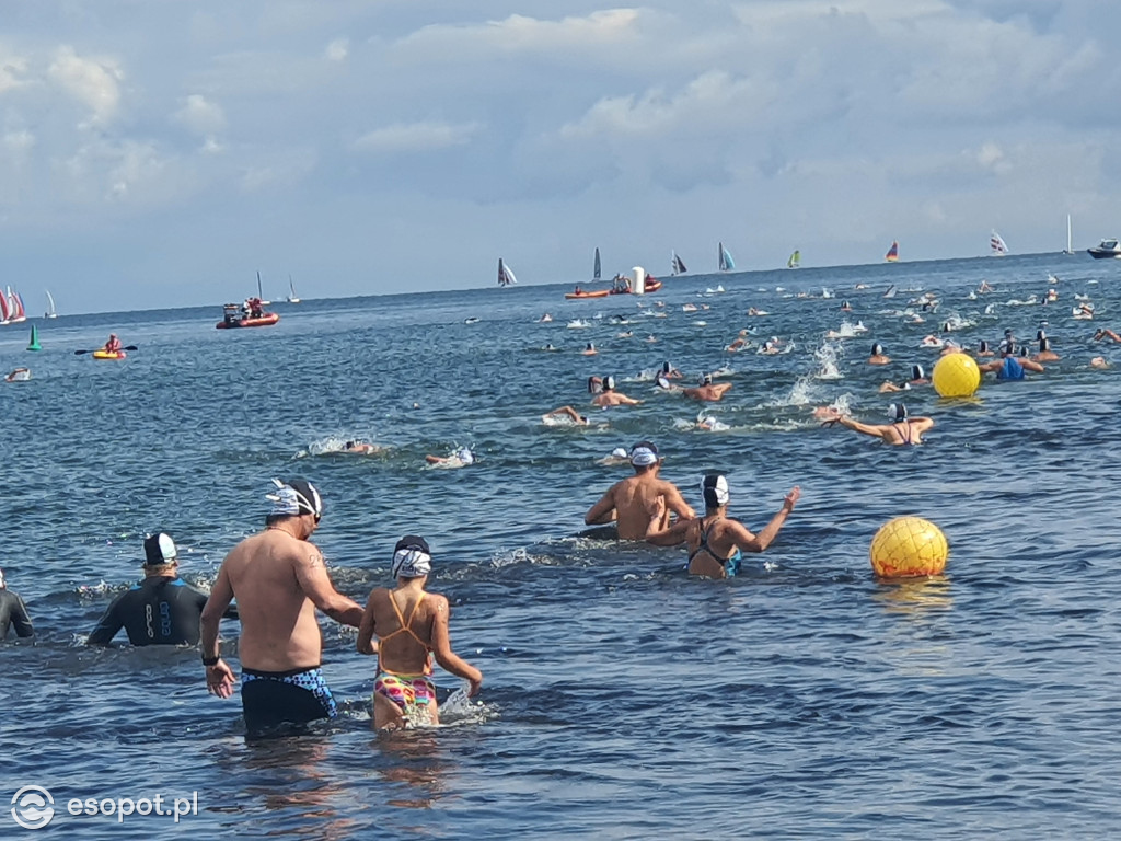 Wyścig pływacki dookoła mola [FOTO]
