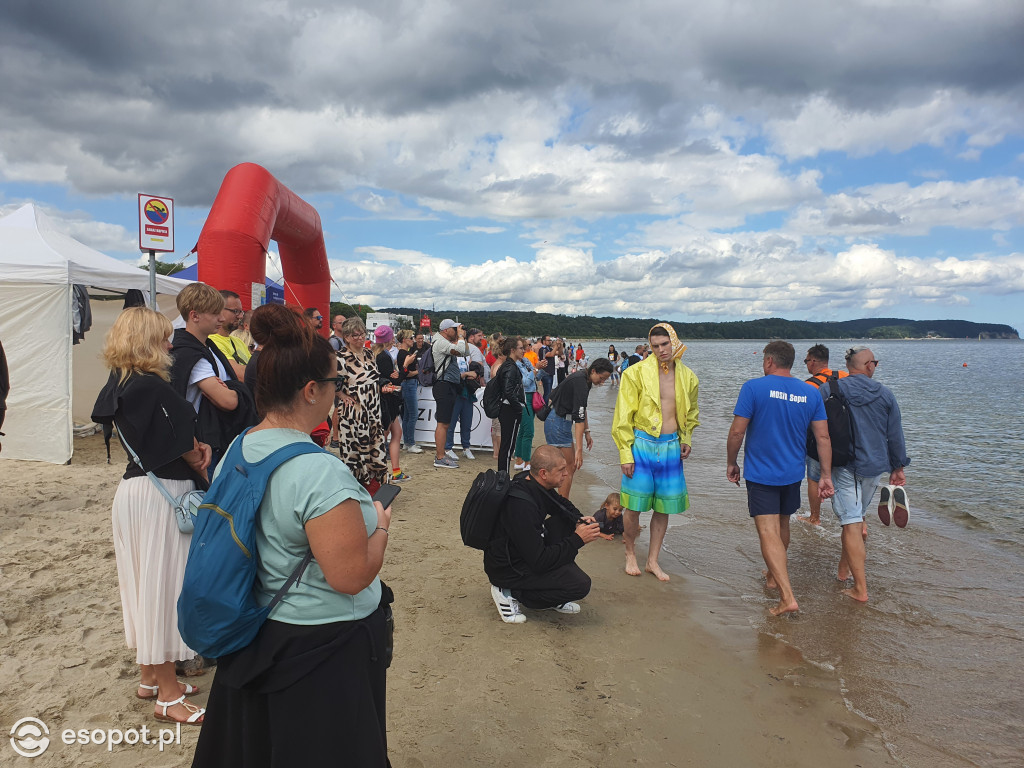 Wyścig pływacki dookoła mola [FOTO]