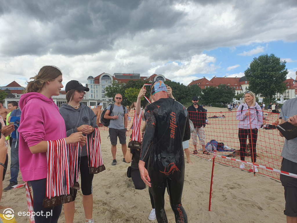 Wyścig pływacki dookoła mola [FOTO]