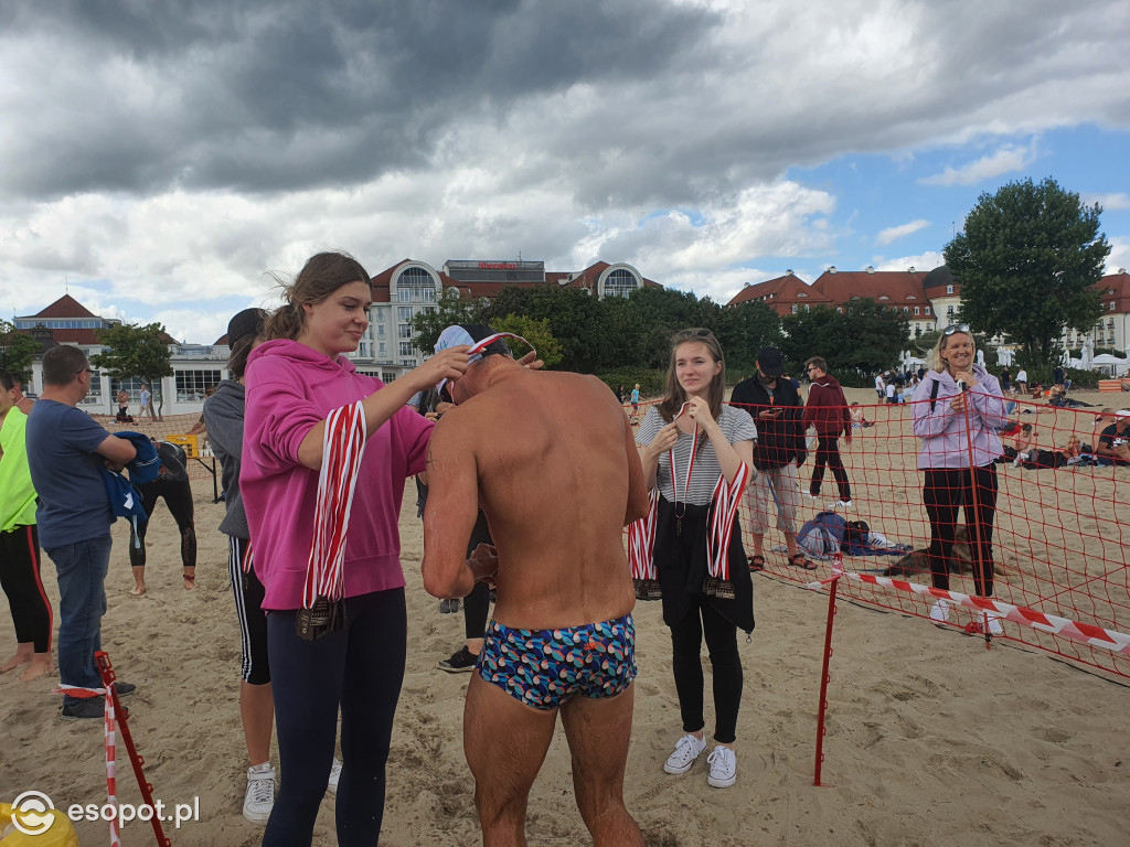 Wyścig pływacki dookoła mola [FOTO]