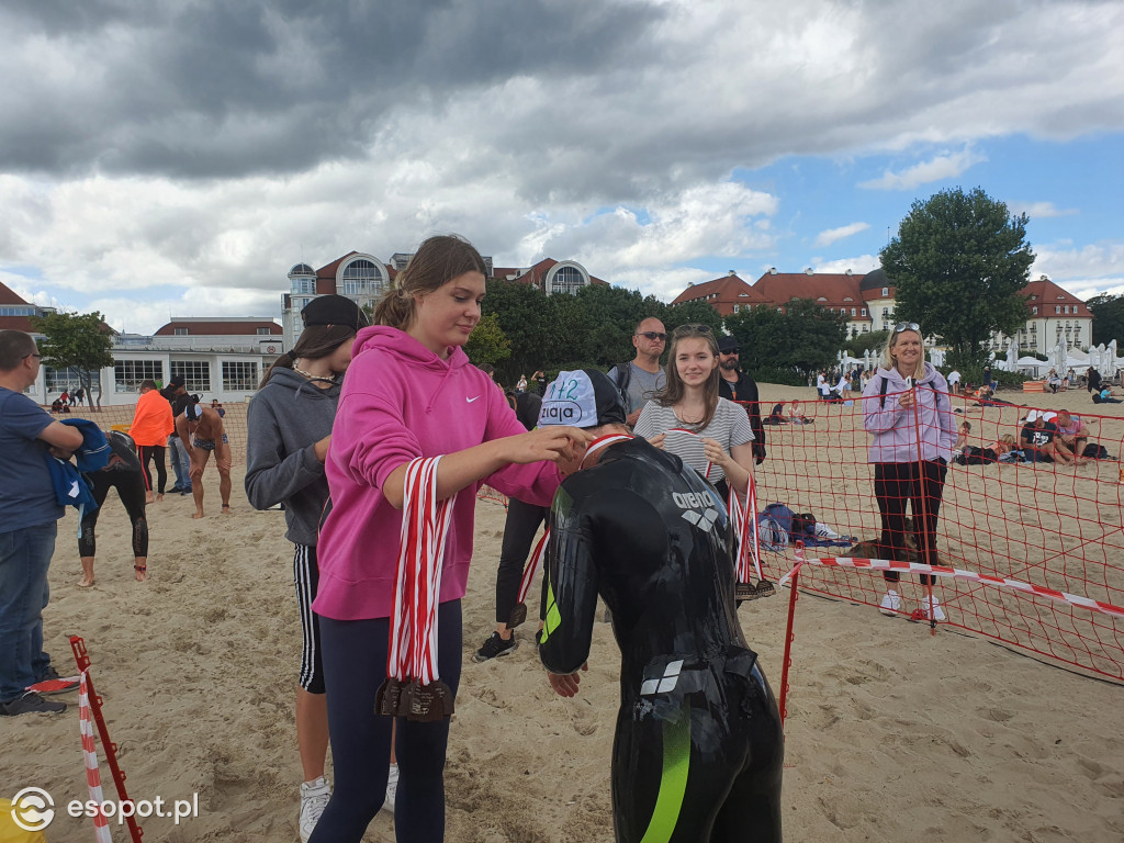 Wyścig pływacki dookoła mola [FOTO]
