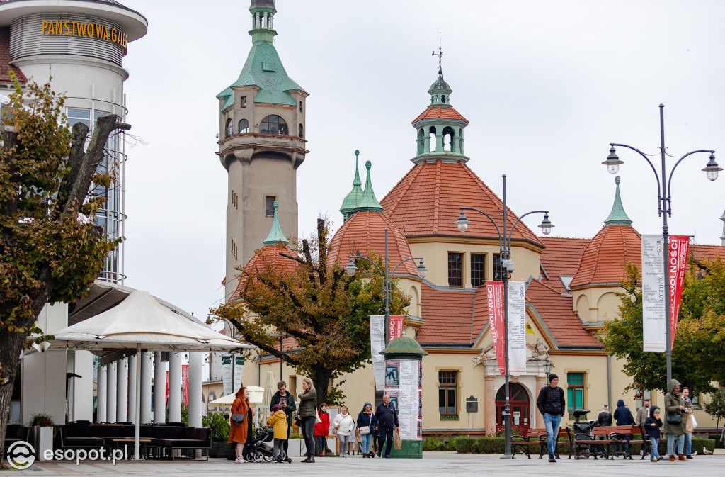 Sobota w Sopocie: szaro, buro i... tłumnie!