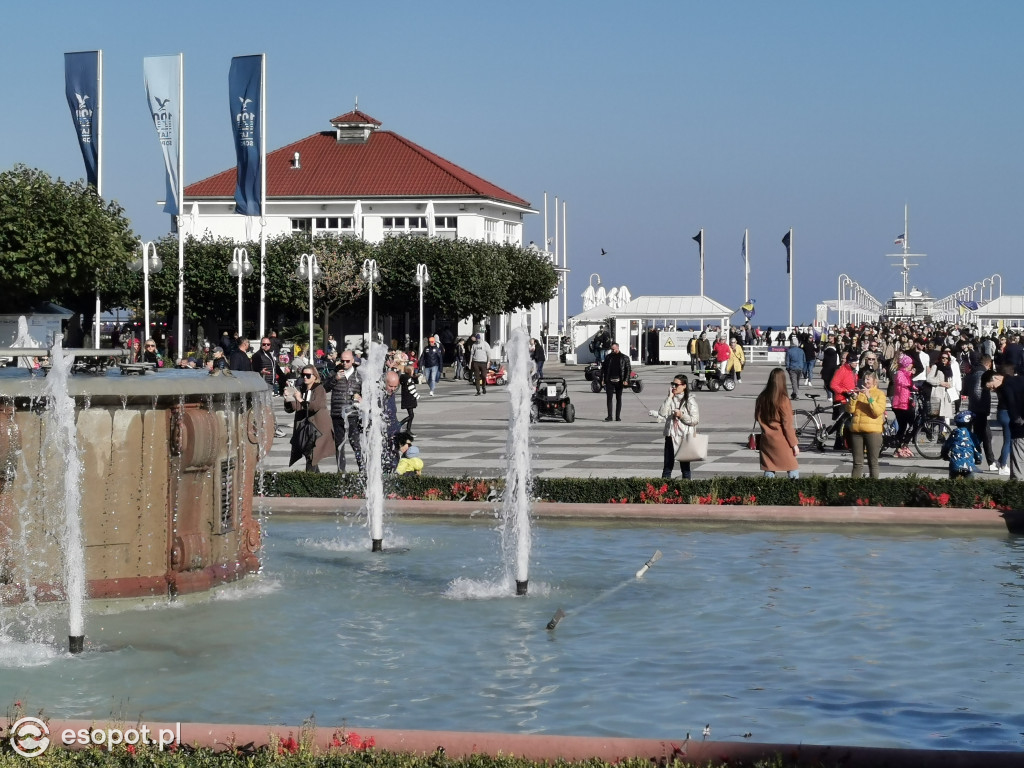 Oblężenie na sopockim molo w kolejny jesienny weekend [FOTO]