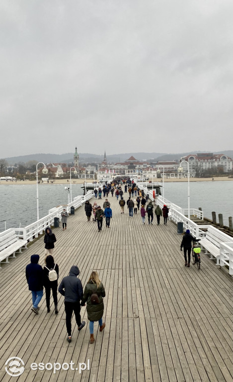 Czapka i szalik w kurorcie: Sopot pełen jesiennych wczasowiczów