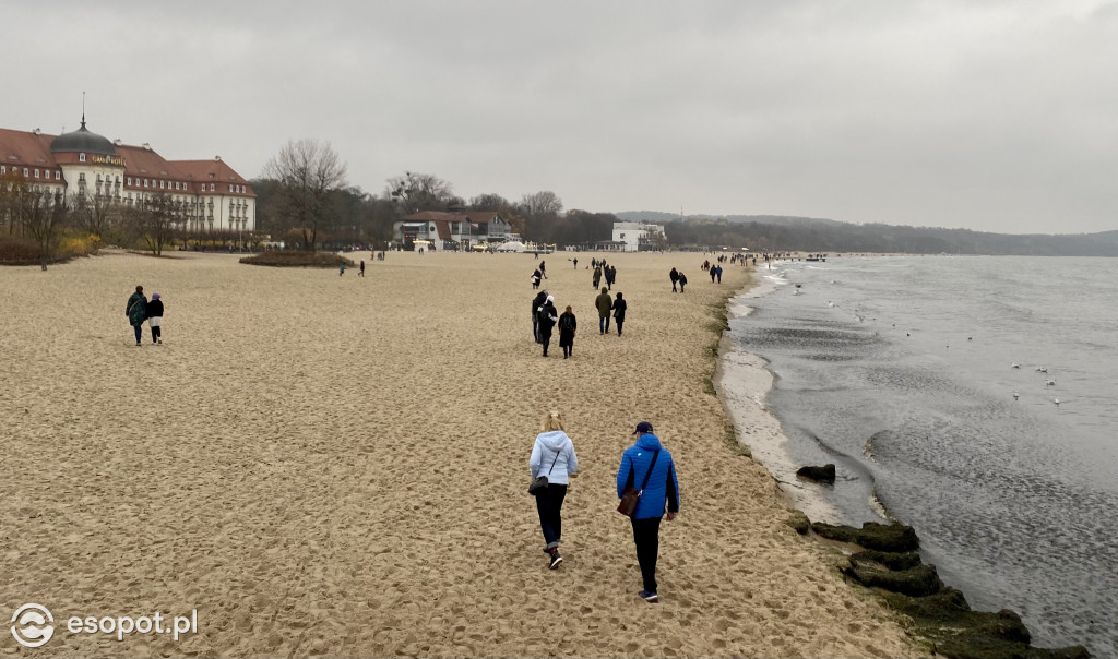 Czapka i szalik w kurorcie: Sopot pełen jesiennych wczasowiczów