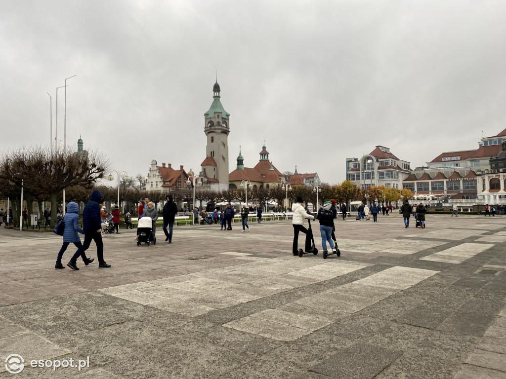 Czapka i szalik w kurorcie: Sopot pełen jesiennych wczasowiczów