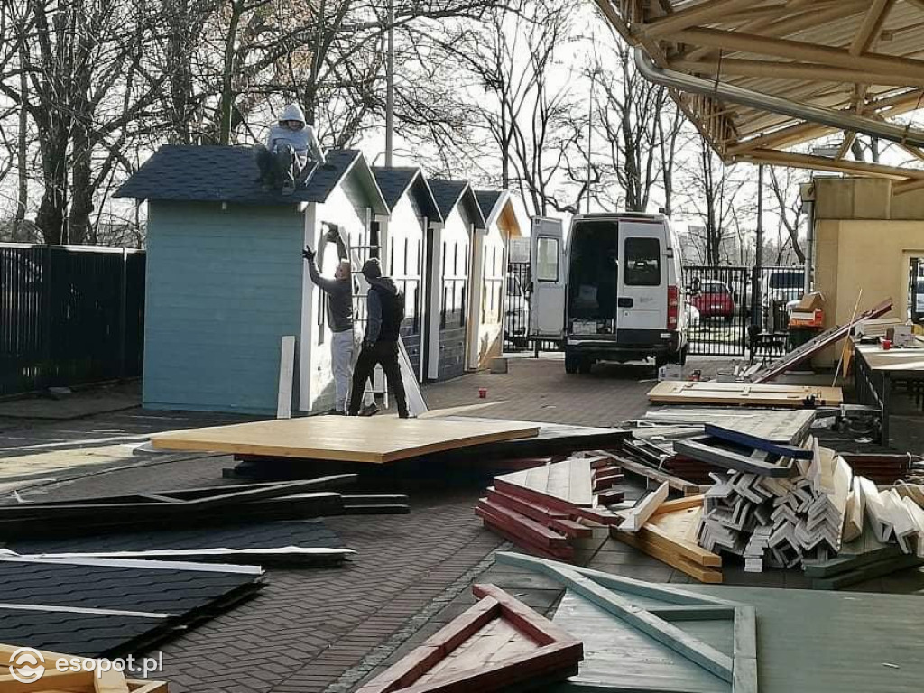 Sopocki Rynek: przygotowania przed Świątecznym Pchlim Targiem