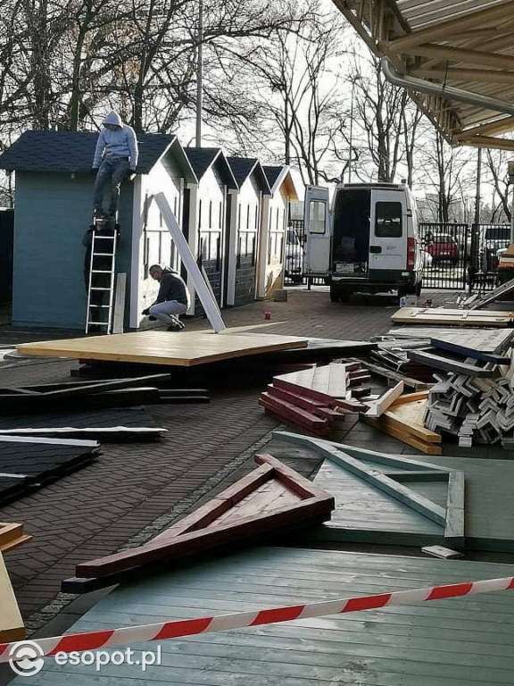 Sopocki Rynek: przygotowania przed Świątecznym Pchlim Targiem