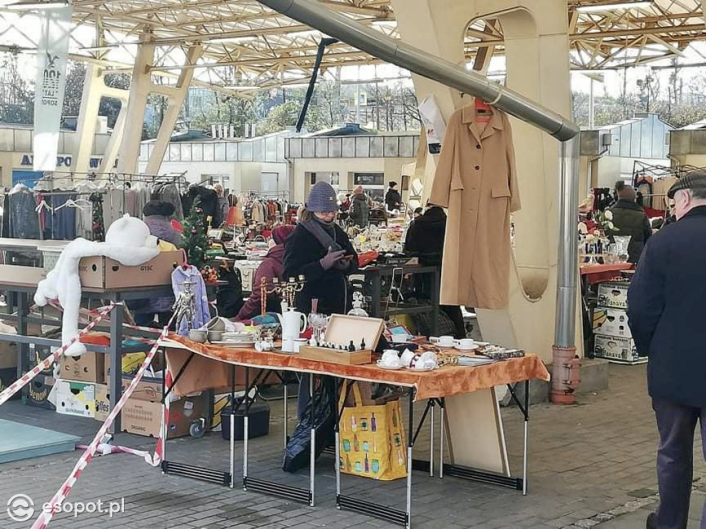 Sopocki Rynek: przygotowania przed Świątecznym Pchlim Targiem