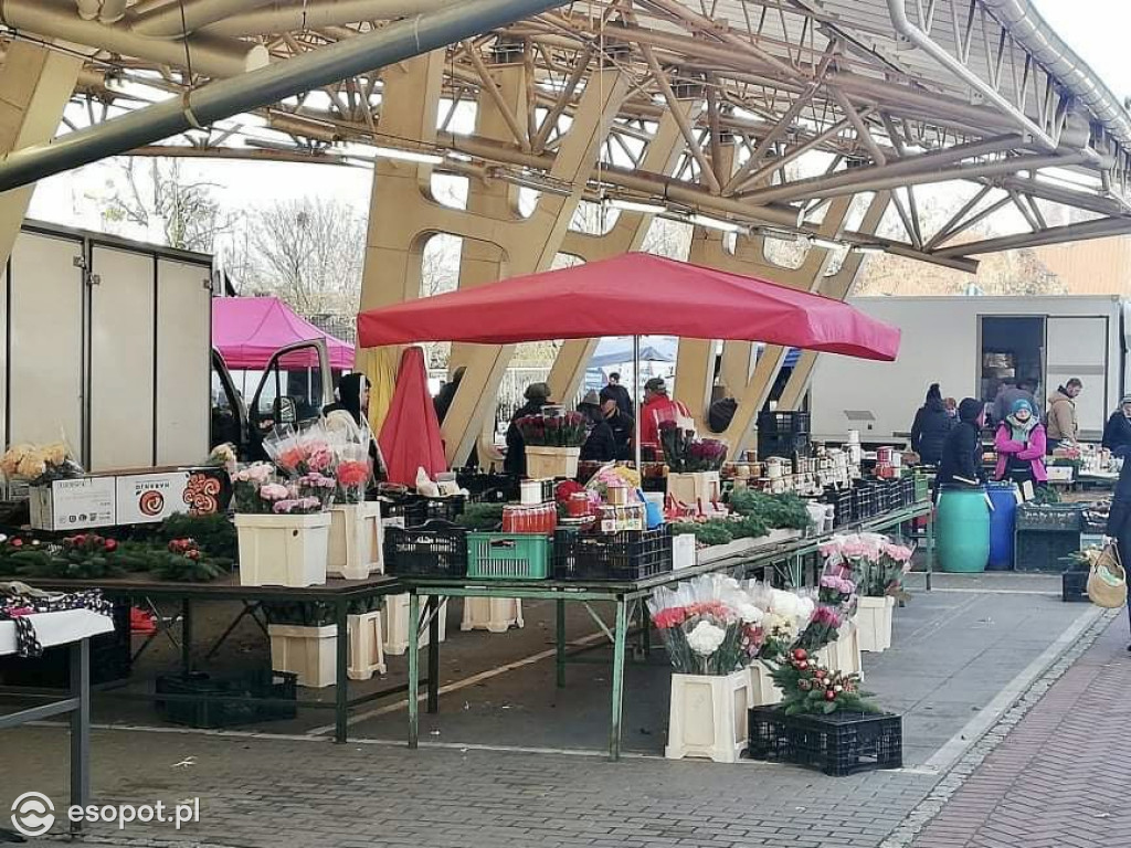 Sopocki Rynek: przygotowania przed Świątecznym Pchlim Targiem